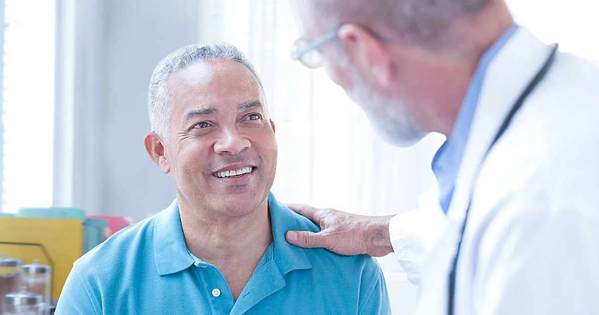 Paciente satisfeito após consulta sobre opções de cirurgia