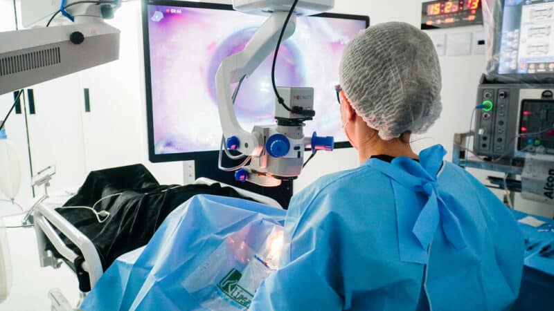 Médica oftalmologista em procedimento cirúrgico, carne no olho