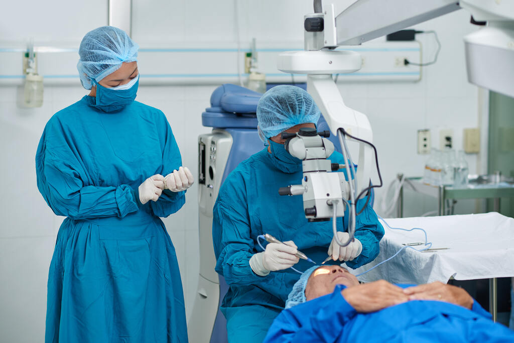 Processo de cirurgia de catarata em clínica moderna