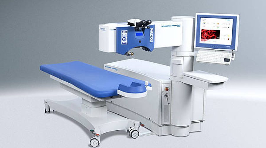 Máquina moderna usada em procedimentos oftalmológicos avançados.