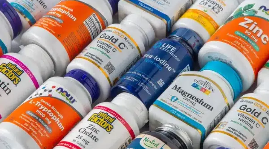 Diversos frascos de suplementos alimentares focados na saúde ocular
