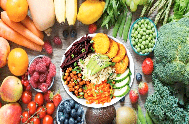 Prato variado com frutas coloridas e vegetais frescos ricos em nutrientes benéficos para os olhos.