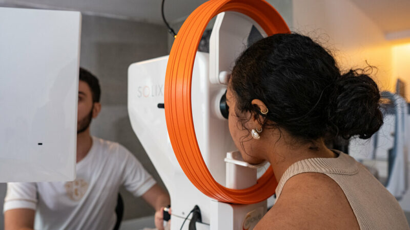 Paciente em consulta com retinólogo