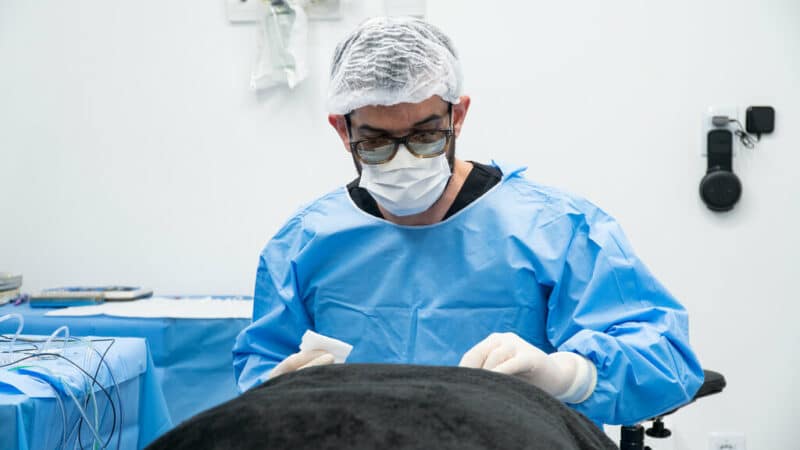 Oftalmologista durante procedimento cirúrgico de tratamento para deslocamento de retina