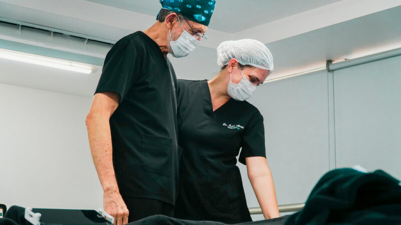 Oftalmologistas acolhendo paciente após vitrectomia